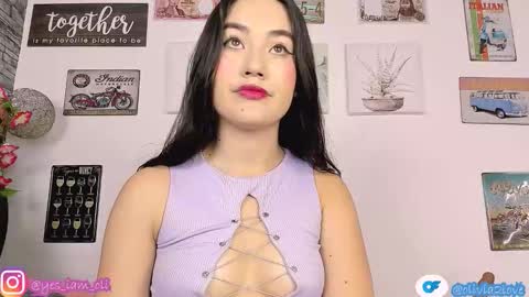 Snapshot of olivia22love chatting on 11-10-25, 12:04 ..................................... 500 am- 1200 pm GMT-5 online show from 11-10-25, 12:04