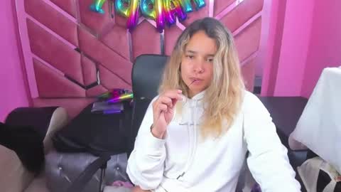  OLIVIA  online show from 02-05-25, 06:35