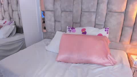 Snapshot of oliviaa_evans chatting on 12-17-24, 04:01 Olivia Evangelista online show from 12-17-24, 04:01