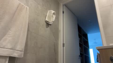 Olivia Brookes online show from 10-03-25, 09:23