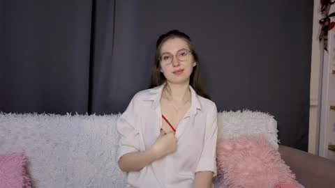 Snapshot of oliviavele chatting on 12-22-25, 06:16 Kylie online show from 12-22-25, 06:16