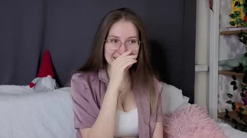 Snapshot of oliviavele chatting on 01-06-26, 07:17 Kylie online show from 01-06-26, 07:17