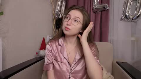 Snapshot of oliviavele chatting on 02-18-26, 07:10 Kylie online show from 02-18-26, 07:10