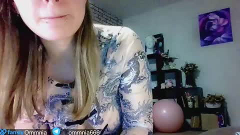 Snapshot of ommnia chatting on 03-09-25, 07:37 Emma Talk only with followers online show from 03-09-25, 07:37