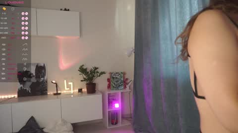 Snapshot of oneo_ chatting on 09-20-25, 11:00 SamLolita online show from 09-20-25, 11:00