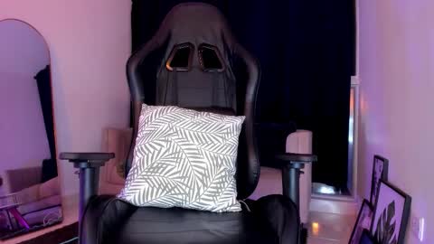 Snapshot of only_pammela chatting on 12-14-25, 11:42 misssaray official online show from 12-14-25, 11:42