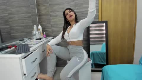 Snapshot of oriana_olsen chatting on 10-05-25, 05:55 Oriana online show from 10-05-25, 05:55