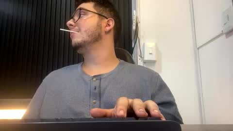 Snapshot of osomalicioso chatting on 10-23-25, 04:56 juan online show from 10-23-25, 04:56