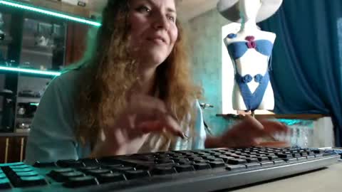 Snapshot of pa1e_pr1ncess chatting on 04-25-26, 01:41 Ella online show from 04-25-26, 01:41
