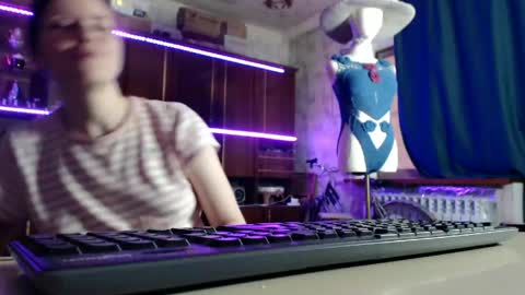Snapshot of pa1e_pr1ncess chatting on 05-14-26, 07:37 Ella online show from 05-14-26, 07:37