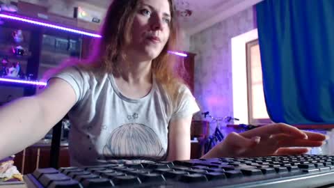Snapshot of pa1e_pr1ncess chatting on 05-19-26, 06:53 Ella online show from 05-19-26, 06:53