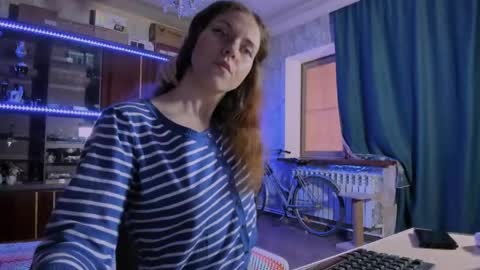 Snapshot of pa1e_pr1ncess chatting on 05-31-26, 07:48 Ella online show from 05-31-26, 07:48
