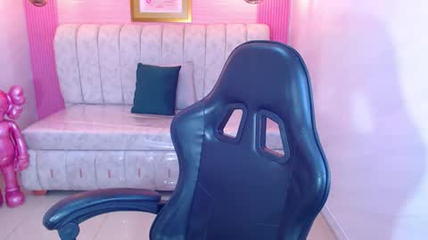 Snapshot of paris_1sub chatting on 10-22-25, 02:17 Paris 1sub online show from 10-22-25, 02:17