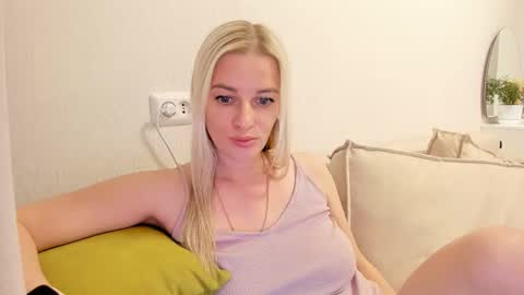 Snapshot of paris_hilt_on chatting on 10-05-25, 10:57 Sasha online show from 10-05-25, 10:57