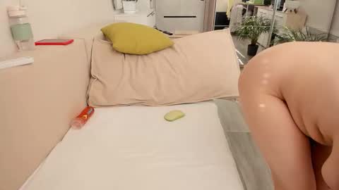 Snapshot of paris_hilt_on chatting on 10-19-25, 06:03 Sasha online show from 10-19-25, 06:03