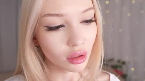 Snapshot of party_4_u chatting on 11-18-25, 04:00 Sofi online show from 11-18-25, 04:00