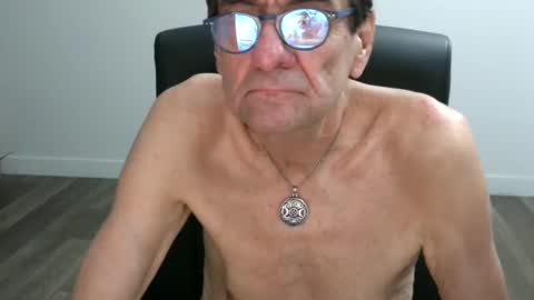 Snapshot of pastelito76 chatting on 10-13-25, 01:22 Bob online show from 10-13-25, 01:22