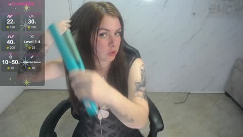 Snapshot of paula_b_ chatting on 12-14-24, 01:05 Paula online show from 12-14-24, 01:05