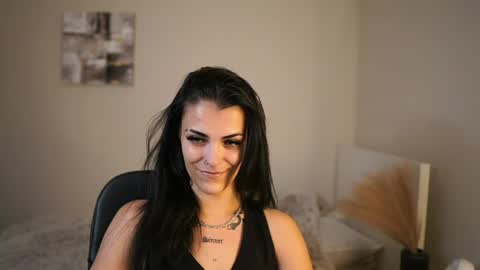 Snapshot of pauline_2005 chatting on 06-14-26, 01:13 Pauline online show from 06-14-26, 01:13