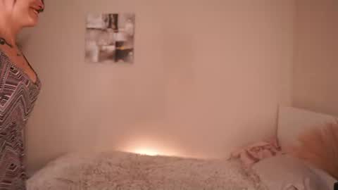 Snapshot of pauline_2005 chatting on 06-20-26, 01:25 Pauline online show from 06-20-26, 01:25