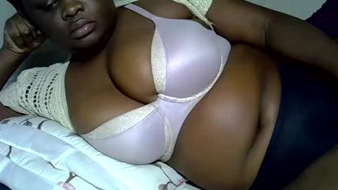 Snapshot of pearl_33 chatting on 11-23-25, 11:10 Keci online show from 11-23-25, 11:10