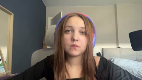 Snapshot of peepapa chatting on 06-18-26, 02:43 Luna Vale online show from 06-18-26, 02:43