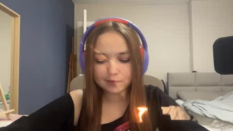 Snapshot of peepapa chatting on 06-22-26, 03:31 Luna Vale online show from 06-22-26, 03:31