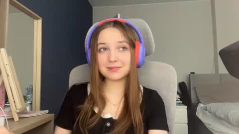 Snapshot of peepapa chatting on 07-19-26, 01:15 Luna Vale online show from 07-19-26, 01:15