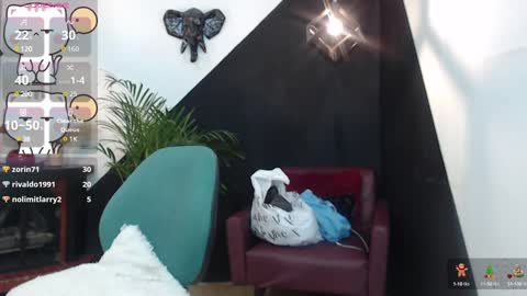 Snapshot of perla_campbell chatting on 12-21-24, 04:09 online show from 12-21-24, 04:09