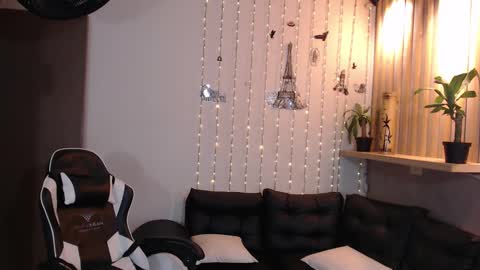 Snapshot of perla_st chatting on 02-17-25, 06:15 Perla online show from 02-17-25, 06:15