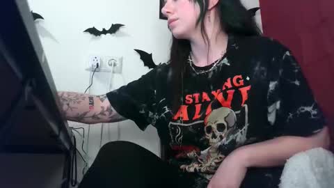 Snapshot of persephones_garden chatting on 02-25-26, 01:32 Persephone online show from 02-25-26, 01:32