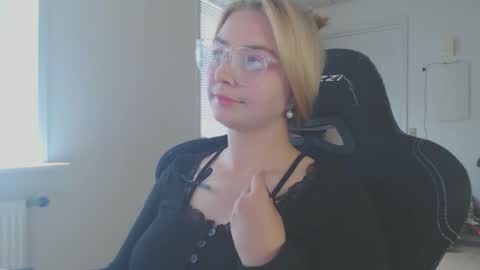 Snapshot of petalkiss chatting on 09-13-25, 12:49 petalkiss online show from 09-13-25, 12:49