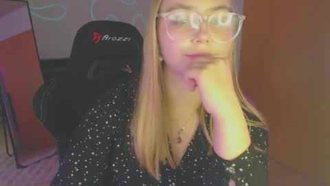 Snapshot of petalkiss chatting on 09-19-25, 02:07 petalkiss online show from 09-19-25, 02:07