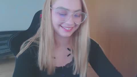 Snapshot of petalkiss chatting on 09-21-25, 01:57 petalkiss online show from 09-21-25, 01:57