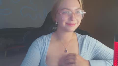 Snapshot of petalkiss chatting on 09-24-25, 03:15 petalkiss online show from 09-24-25, 03:15