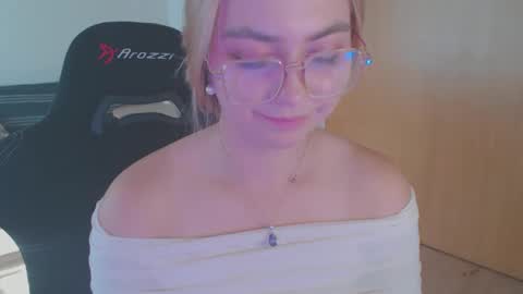 Snapshot of petalkiss chatting on 09-27-25, 11:48 petalkiss online show from 09-27-25, 11:48