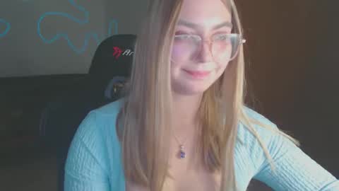 Snapshot of petalkiss chatting on 09-28-25, 06:46 petalkiss online show from 09-28-25, 06:46