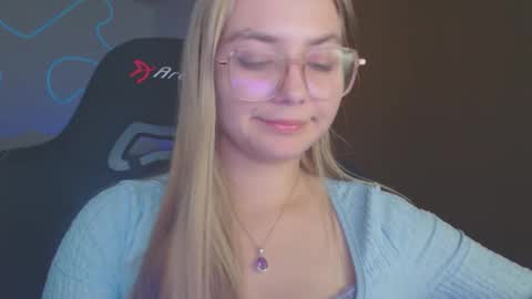 Snapshot of petalkiss chatting on 10-07-25, 06:27 petalkiss online show from 10-07-25, 06:27