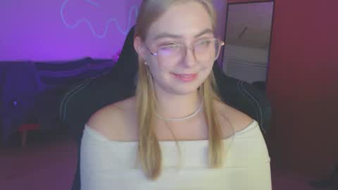 Snapshot of petalkiss chatting on 10-15-25, 06:19 petalkiss online show from 10-15-25, 06:19