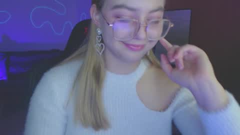 Snapshot of petalkiss chatting on 10-17-25, 05:15 petalkiss online show from 10-17-25, 05:15