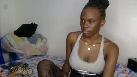 Snapshot of petite_desiree chatting on 04-19-26, 06:54 Desiree online show from 04-19-26, 06:54