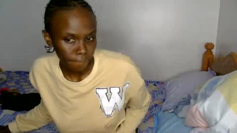 Snapshot of petite_desiree chatting on 08-05-26, 08:00 Desiree online show from 08-05-26, 08:00