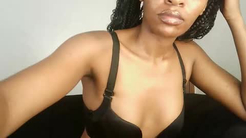 Snapshot of petite_jenn_ chatting on 02-03-26, 03:39 mimi online show from 02-03-26, 03:39