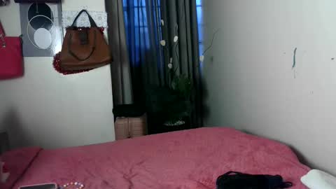 petite_princes online show from 12-18-25, 03:29
