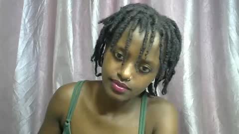 petite_star2 online show from 12-18-25, 08:42