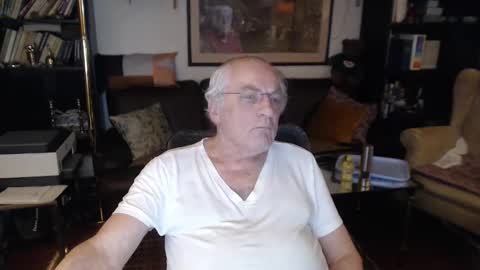 Snapshot of philoumis2 chatting on 02-06-25, 08:34 Philippe online show from 02-06-25, 08:34