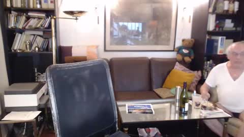 Snapshot of philoumis2 chatting on 02-07-25, 08:53 Philippe online show from 02-07-25, 08:53