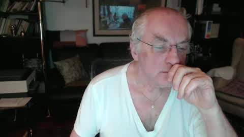 Snapshot of philoumis2 chatting on 02-08-25, 07:27 Philippe online show from 02-08-25, 07:27