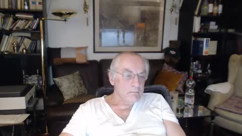 Snapshot of philoumis2 chatting on 02-10-25, 10:51 Philippe online show from 02-10-25, 10:51