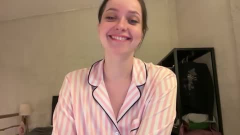 Snapshot of pileacadieri__ chatting on 03-12-25, 11:42 Trisha     online show from 03-12-25, 11:42